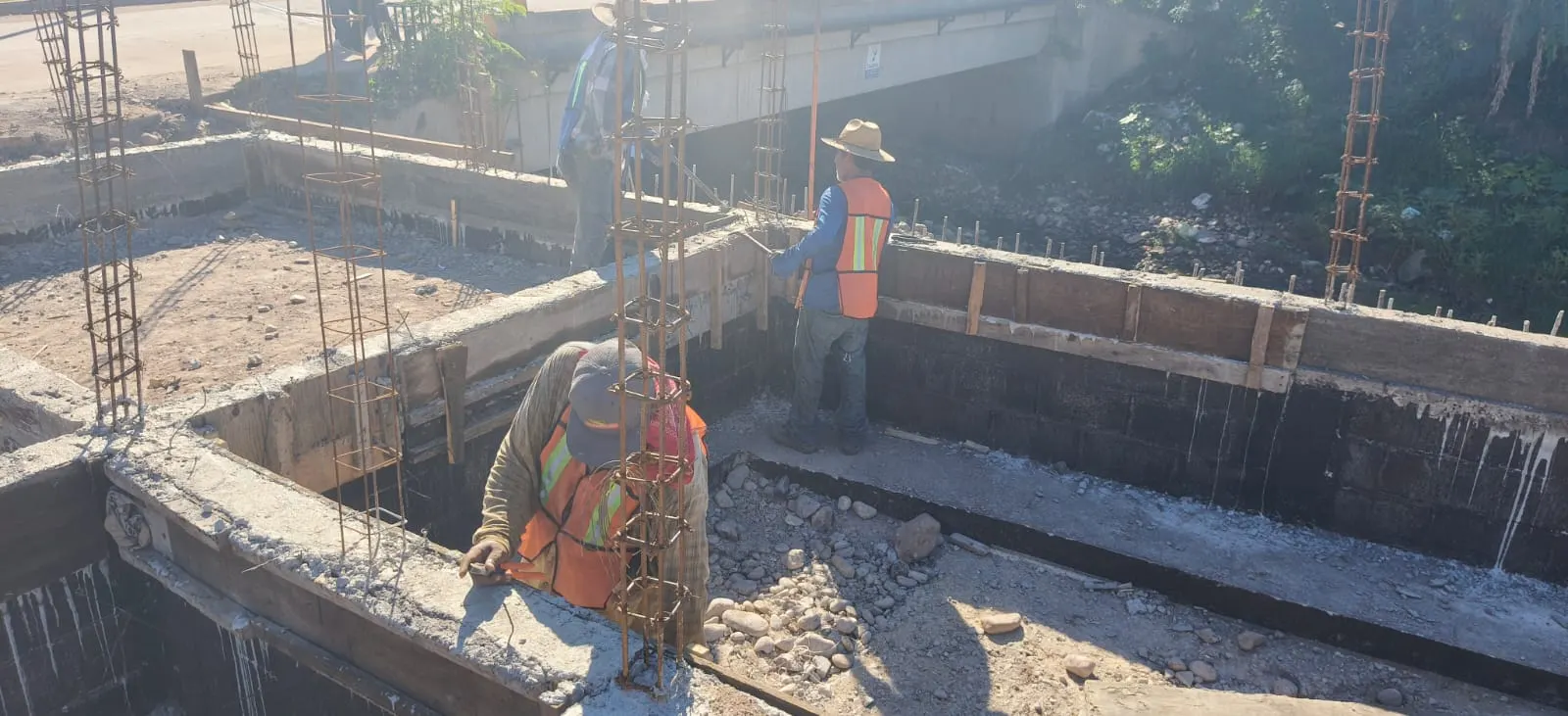 Cimbra y armado de columnas en una cimentación