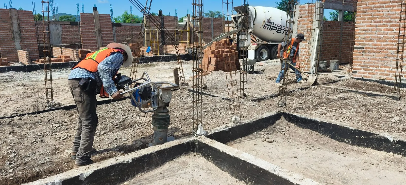 Compactación del terreno con bailarina mientras llega el camión revolvedor
