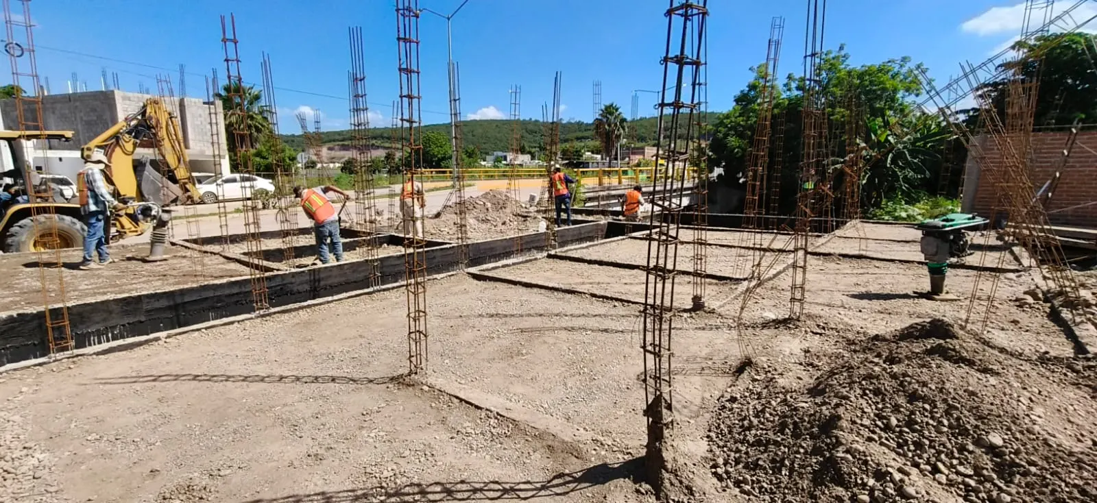 Cimentación con varillas armadas y cimbra en una obra de vivienda