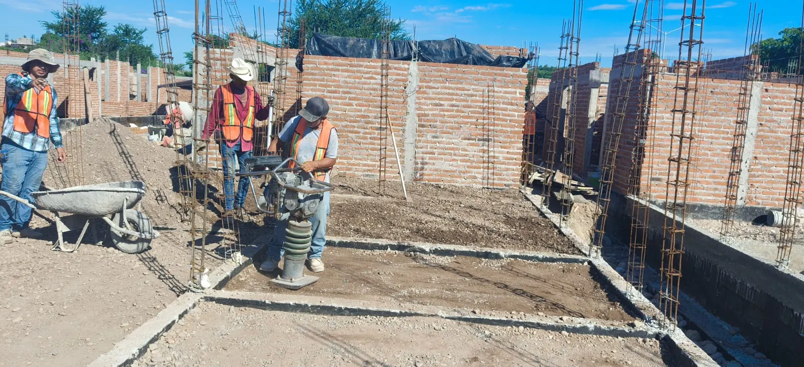 Compactación de piso con bailarina entre muros de ladrillo